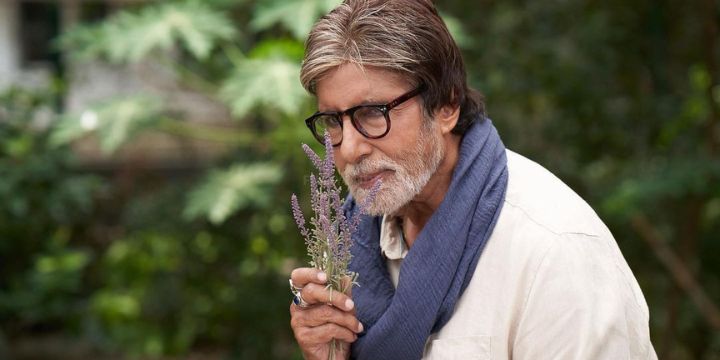 Amitabh Bachchan showed pity : Rain-Soaked Little Girl Selling Flowers