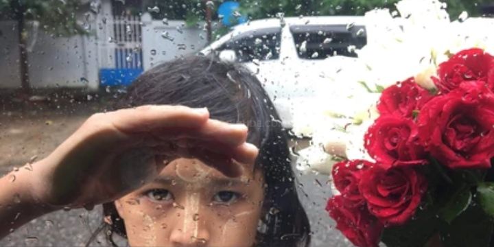 Amitabh Bachchan showed pity Rain-Soaked Little Girl Selling Flowers